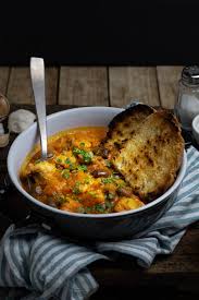 Predisponete tutti gli ingredienti sul piano di lavoro ed effettuate la pulizia della coda di rospo, altrimenti utilizzate direttamente i filetti. Coda Di Rospo In Umido Con Cipolle E Olive Tacchi E Pentole