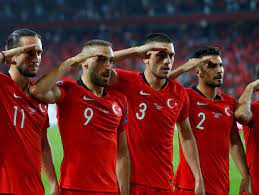 Wir machen elektronische lösungen für die managers von transport, speditionen und. Emre Can Und Ilkay Gundogan Liken Foto Von Militarischem Gruss Turkischer Nationalspieler Der Spiegel