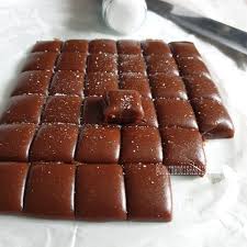 Caramels Mous Au Chocolat De Pierre Herme Gourmandise Assia En 2020 Caramels Mous Au Chocolat Caramel Mou Recette Caramel Mou