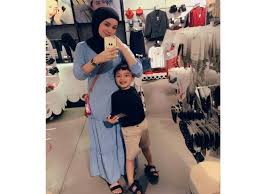 Muhammad riza, 31, yang juga jurukamera bebas berkata, perkara tersebut merupakan hal peribadi yang tidak lagi berkaitan dengan dirinya selepas mereka mengambil keputusan untuk bercerai. Izreen Azminda Ude Bakal Timang Anak