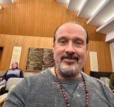 Guten Morgen Ich habe eine Frage und zwar bezüglich der Erfahrung wer zb  besser ist welchen der beiden Chirurgen im Ärztehaus würde man eher  empfehlen?