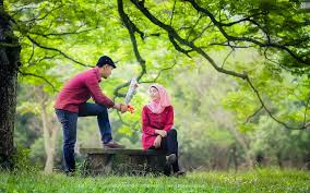 Tenang, kini sudah banyak gaya foto prewedding islami yang tak kalah menarik dengan foto prewedding pada umumnya. Foto Prewedding Muslimah