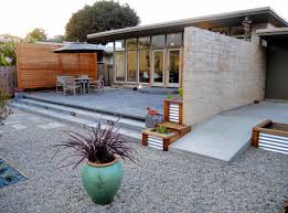 In the cupertino house, the landscaping really brightens up the wall at the front of the garden while retaining the impact of the façade pure form. 25 Garden Designs For Midcentury Modern Homes