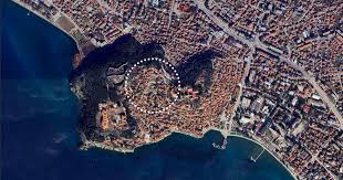 Un vivace spazio pubblico contemporaneo nell'antico teatro di Ohrid ...
