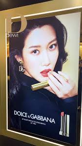 Dior merayakan 10 tahun proyek seni Lady Dior melalui perilisan buku yang  akan hadir oktober mendatang. Dalam perayaan ini, 10 seniman dari berbagai  penjuru dunia hadir; Jessica Canon, Patrick Eugene, Eva Jospin,