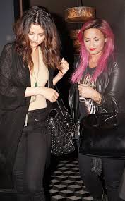 Demi Lovato Dyes Her Hair Hot Pink Grabs Dinner With Selena Gomez Demi Lovato Selena Selena Gomez