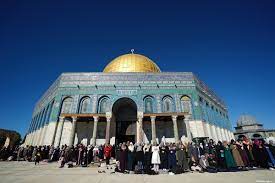 While the dome of the rock serves more as a shrine than a mosque, al aqsa is a functioning house of worship, accommodating up to 5000 worshippers at a time. Israel S Plan To Isolate Al Aqsa Mosque End Waqf Role Middle East Monitor