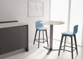 Table haute, mange debout design, des années 80, d'origine italienne de très bonne facture. Table Bar Mange Debout Design En Verre Et Acier Colore Chez Ksl Living