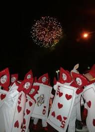 Chaqueta con camiseta incorporada, falda, sombrero y pajarita. Pin De Patricia Moro Mc Gillion En Alicia Disfraz De Carta Alicia Disfraz Reyna De Corazones