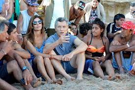 El suelo de mauricio macri se sitúa en torno a los 208.000 dólares brutos, cobrados en tres cuotas diferentes. El Presidente Estuvo Con Jovenes Que Visitan Chapadmalal Gracias A Un Programa Social Del Gobierno