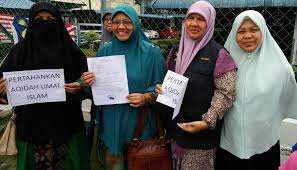 Kecoh, dan berang diganggu ketika bertanya soalan, peguam siti kassim membalas ejekan orang ramai terhadapnya dengan. Siti Kassim Berdepan Lagi Laporan Polis