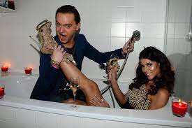 Patricia blanco und micaela schäfer machen witze über ihre ops, damit es niemand anderes tut. Micaela Schafer In Der Badewanne Sanger Ben Blumel Im Arm Seiner Neuen