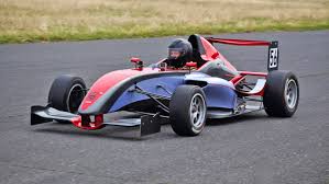 Enter the world of formula 1. Forma Renault Versenyauto Vezetes A Drx Ringen Meglepkek