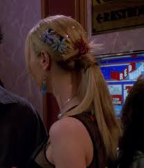 Phoebe learns that the guy in the pictures her grandmother keep. Phoebe Friends Hairstyle With The Flowers Again 2 2 Hair Styles Phoebe Buffay Outfits Hairstyle