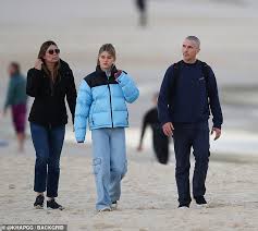 How many ways can you watch christian bale transform himself for a role? Christian Bale Enjoys A Beach Stroll In Sydney With His Wife And Children Deenewsline