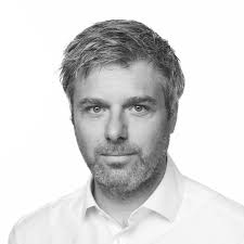 51/52: In opposition to the crowd