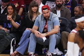 Taylor Swift se niega a que Travis Kelce ignore a un joven fan de los Cavaliers  durante los playoffs de la NBA | Marcausa