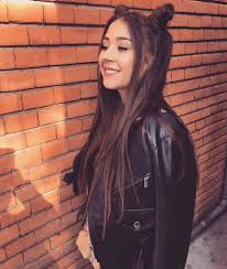 Desi are o burtica din ce in ce mai mare, artista in varsta de 22 de ani nu renunta la petrecerile din club si profita la maximum de ultimele luni dinainte. Nicole Cherry Nu M Am IndrÄƒgostit NiciodatÄƒ PanÄƒ Acum