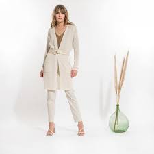 Manches raglans, patte de boutonnage et ourlets pour les finitions. Gilet Long Ecru Droit Un Peu Loose Avec Ceinture A Col V Et Manches Longues Elora