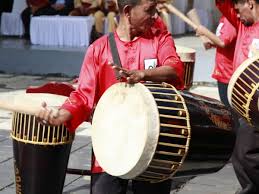 Secara umum alat musik tersebut dibagi menjadi 3 jenis, yaitu alat musik melodis, alat musik harmonis, dan alat musik ritmis. Tifa Totobuang Harmonisasi Budaya Dalam Alunan Nada