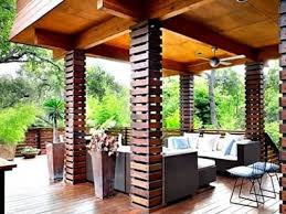 Tidak hanya terlihat kekinian, tiang bulat juga mengundang kesan mewah, gagah, dan eksklusif, terutama jika dibuat dengan ketinggian lebih dari tiga meter. 20 Model Teras Rumah Kayu Minimalis Yang Menarik Untuk Anda
