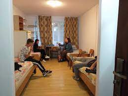 Conducerea umf cluj criticată de studenții ieșeni. CÄƒmin Versus Chirie Cat PlÄƒtesc StudenÅ£ii Pentru O LunÄƒ De Cazare Ce FacilitÄƒÅ£i OferÄƒ Unele Dintre Cele Mai Mari Centre Universitare Din Å£arÄƒ Foto Video