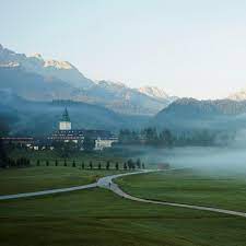 G7 gipfel in elmau auftakt mit begrüßung der teilnehmer durch angela merkel am 07 06 2015, g7 gipfel in elmau 19 000 polizisten schützen das schloss, g7 gipfel schloss elmau im drohnenflug, g7 gipfel im schloss elmau vorbereitungen und zahlen, g7 gipfel in elmau trachtenempfang von barack obama. G7 Gipfel 2015 Schloss Elmau In Bayern Bereitet Sich Vor Der Spiegel
