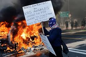 كيف اندلعت الاحتجاجات في لوس أنجلوس بسبب شائعات؟ - BBC News عربي