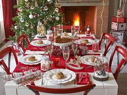Ornez Votre Table De Mille Feux Pour Un Reveillon De Noel Exceptionnel Avec Ces 15 Superbes Idees De Deco Table De Noel Table De Noel Traditionnelle Deco Table Noel