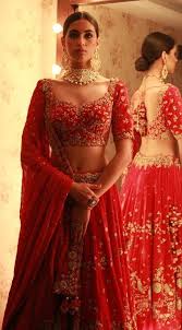It Seems Red Lehenga With Golden Zari Work Has Become An Integral Part Of The Indian Weddings Wedfine Com Choli Designs Indische Hochzeit Indische Kleidung
