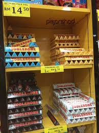 Di sini, terdapat sehingga 100 buah kedai yang menjual pelbagai jenis barangan seperti minyak wangi, pakaian, barang kemas, kasut sukan dan paling utama ialah coklat. Travel Food Travel Food Kedai Borong Coklat Di Langkawi Hig Rams