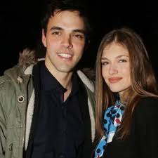 Τη νέα τηλεοπτική σεζόν ο χριστόφορος παπακαλιάτης επιστρέφει ύστερα από σχεδόν 10 χρόνια απουσίας από την τηλεόραση έχοντας στο πλευρό του τη νέα μούσα του που δεν είναι άλλη από την κλέλια ανδριολάτου. Eidhseis Me 8ema Klelia Andriolatoy