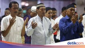 Nah, agar ibadah kita makin lengkap, ada baiknya kita membaca doa qunut pada shalat witir ketika 15 hari terakhir di bulan yang penuh berkah ini. Bacaan Doa Qunut Subuh Witir Dan Nazilah Semoga Ramadhan Berkah