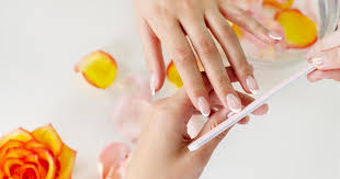Además, ahora en verano solemos cambiar muchas veces de color de esmalte de uñas, por lo que hacerte la manicura en casa te ahorrará tiempo y dinero. Manicura En Casa Los Trucos De Experto Para Hacerte Las Unas