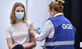 De bijwerkingen zijn doorgaans mild tot matig ernstig, en hinderlijker na de tweede dosis en bij mensen onder de 65. Werking En Bijwerkingen Van De Coronavaccins Vereniging Gehandicaptenzorg Nederland