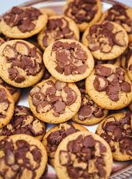 Biscuits Aux Arachides Et Au Chocolat Ricardo Recipe Chocolate Peanut Butter Cups Cookies Peanut Butter Cup Cookies Chocolate Peanut Butter Cups