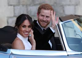 Pese a que la ceremonia del enlace real de meghan markle y el príncipe harry no está prevista hasta la 13.00 de la tarde, desde las 10.30 han comenzado a llegar los primeros invitados de la boda y, por fin, se han empezado a desvelar los afortunados que asistirán a la capilla de san jorge del castillo. Harry Y Meghan Primer Aniversario De Boda El Adios A Las Costumbres De Palacio Celebrities