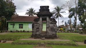 Bentuknya hamper sama, kebetulan ketiga komplek candi ini berada di kawasan yang berdekatan, sehingga memiliki banyak kesamaan, baik dalam bentuk maupun kebudayaan. Candi Plumbangan Wikipedia Bahasa Indonesia Ensiklopedia Bebas