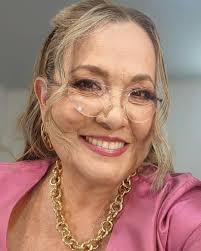 Mal para Paulina Rubio! 👎😱😱 Después de 7 años de no lanzar un disco, la  chica dorada debuta en la posición No.13 de la lista Billboard, mientras  Shakira, Thalia y Gloria Trevi