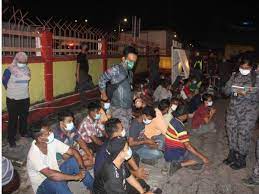 Anggota jabatan imigresen malaysia menahan pendatang asing dalam operasi penguatkuasaan imigresen di sebuah tapak. Imigresen Tahan 39 Pati Di Klebang Pasar Borong Batu Berendam