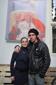 Morzsy ferenc felesége, erika egykori osztálytársnője. Frontember A Wojtyla Haz Szinpadan Kiss Tibi Tudja Hogy Milyen A Pokol