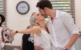 Andreea balan a fost prezenta alaturi de iubitul ei si de echipa de actori care a jucat in fundatura, un spectacol de absolvire a unatc. Andreea BÄƒlan Prepares A Heavy Blow For George Burcea