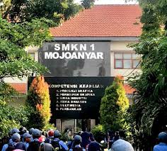 Disini kalian akan di didik menjadi siswa pilihan smkn 1 mojoanyar yang berbasis semimiliter yang selalu meningkatkan kedisiplinan, mental, tanggung jawab dan berjiwa korsa disetiap anggotanya. Smkn 1 Mojoanyar Facebook