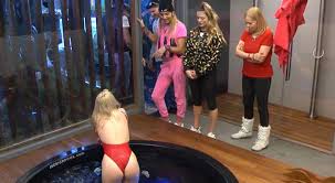 Gran hermano vip (as known by the acronym gh vip) is a reality television series broadcast in spain on telecinco produced by endemol. Daniela Blume Inaugura El Jacuzzi De La Casa De Gran Hermano Vip 5