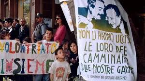 Per la prima volta dopo tre mesi si era imposto di non lavorare, prima di uscire di casa aveva scritto la risposta a una lettera ricevuta mesi prima da un liceo di padova in cui i ragazzi lo rimproveravano di non aver presenziato a. Borsellino E Falcone Parlano Ai Ragazzi L Arena