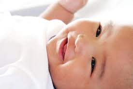 Bak bayi ini dipasang di rak bagasi dan memungkinkan bayi bisa tidur dengan nyaman saat terbang. Kapan Bayi Bisa Melihat Sekitarnya Dengan Baik Dan Jelas