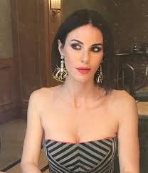 Defne samyeli'nin kaç yaşında olduğunu merak ediyorsanız defne samyeli'nin doğum tarihi 17 mart 1972 yılıdır. Defne Samyeli Nin Bikinisi Yurekleri Hoplatti Foto Galerisi 1 Resim