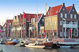 Direkt Am Alten Hafen Von Volendam Am Ijsselmeer Schoner Marinapark Mit Hallenbad Animationsprogramm Und Jeder Menge Wassersp Urlaub Am See Ijsselmeer Reisen