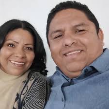 Google Maps nos dio una historia digna para reflexionar 😥 En 2015, a la  orilla de una carretera, una humilde casita azul con techo de lámina  comenzó a ser testigo de una