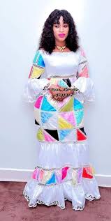 Robe en bazin riche bleu et rose finition dentelle. Robe Blanc Avec Melange Latest African Fashion Dresses African Fashion Dresses African Dress